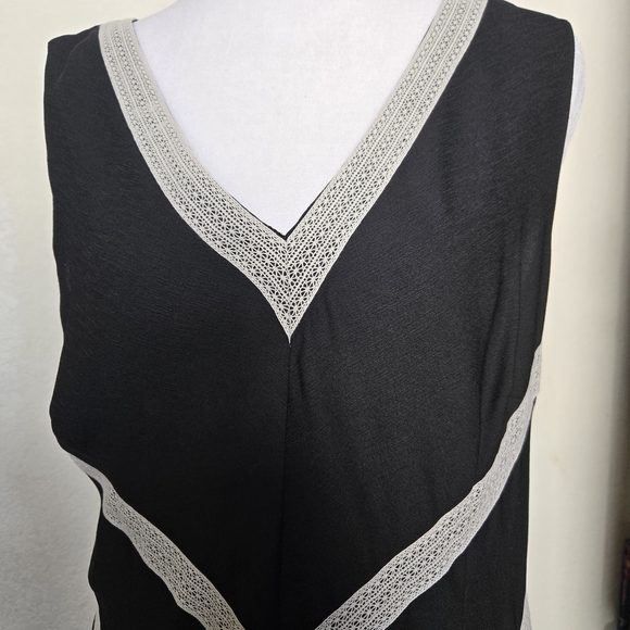ANN TAYLOR Elegant Black and White Chevron Dress. Size 10 - Picture 2 of 12